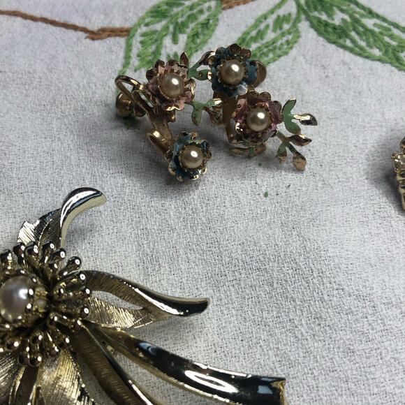 VIntage lot of 9 Brooches Pins and clip on earrings Gold Tone - Picture 7 of 16